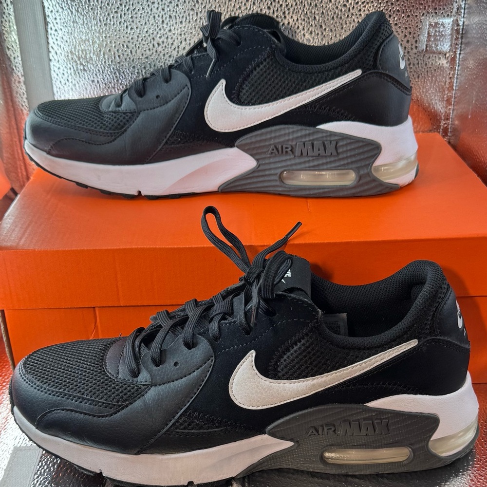 Nike Air Max Excee Women’s Size 10.5 Black White Running Sneakers CD5432-003